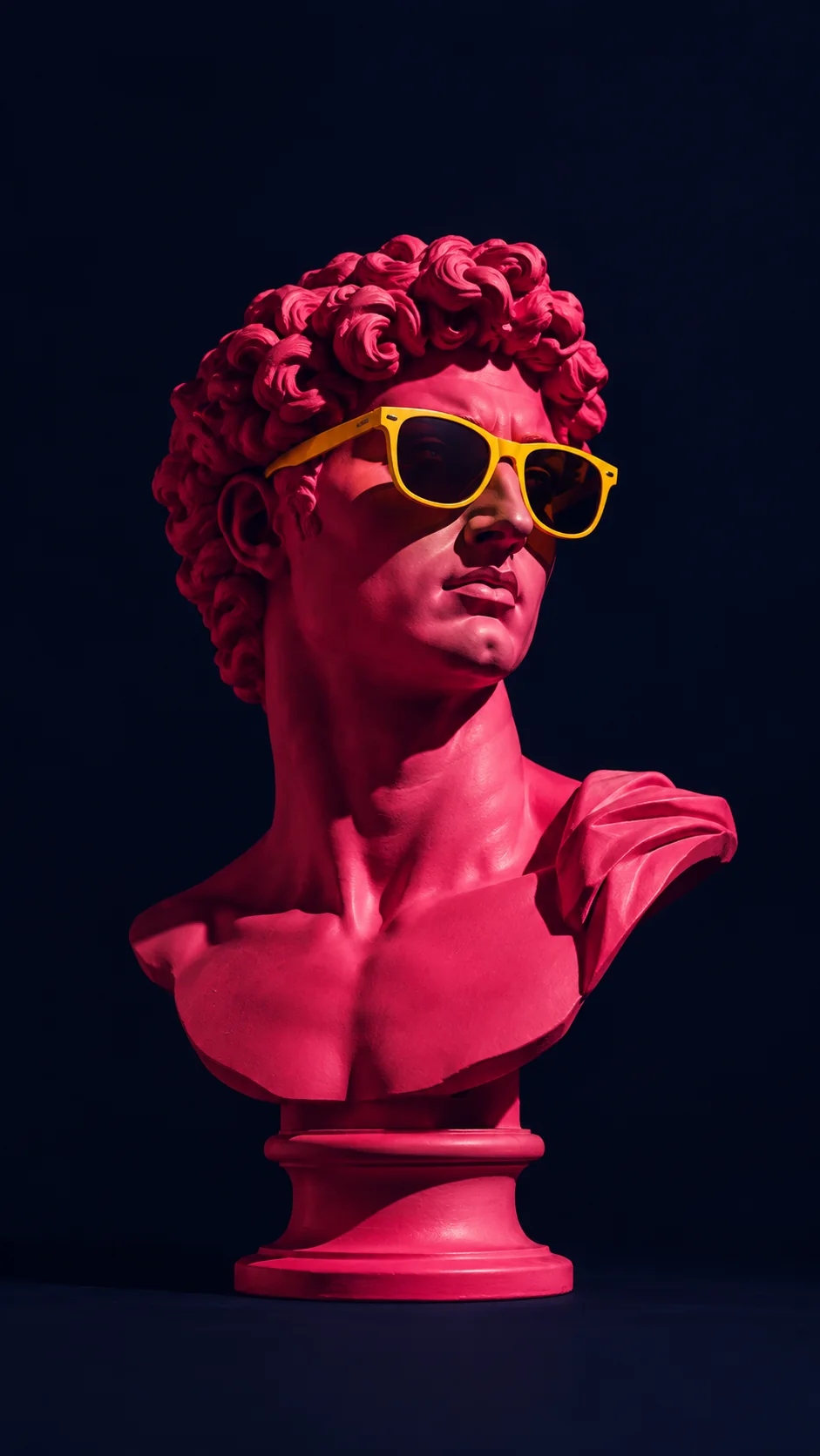 Busto clásico pintado de magenta con anteojos de sol amarillos